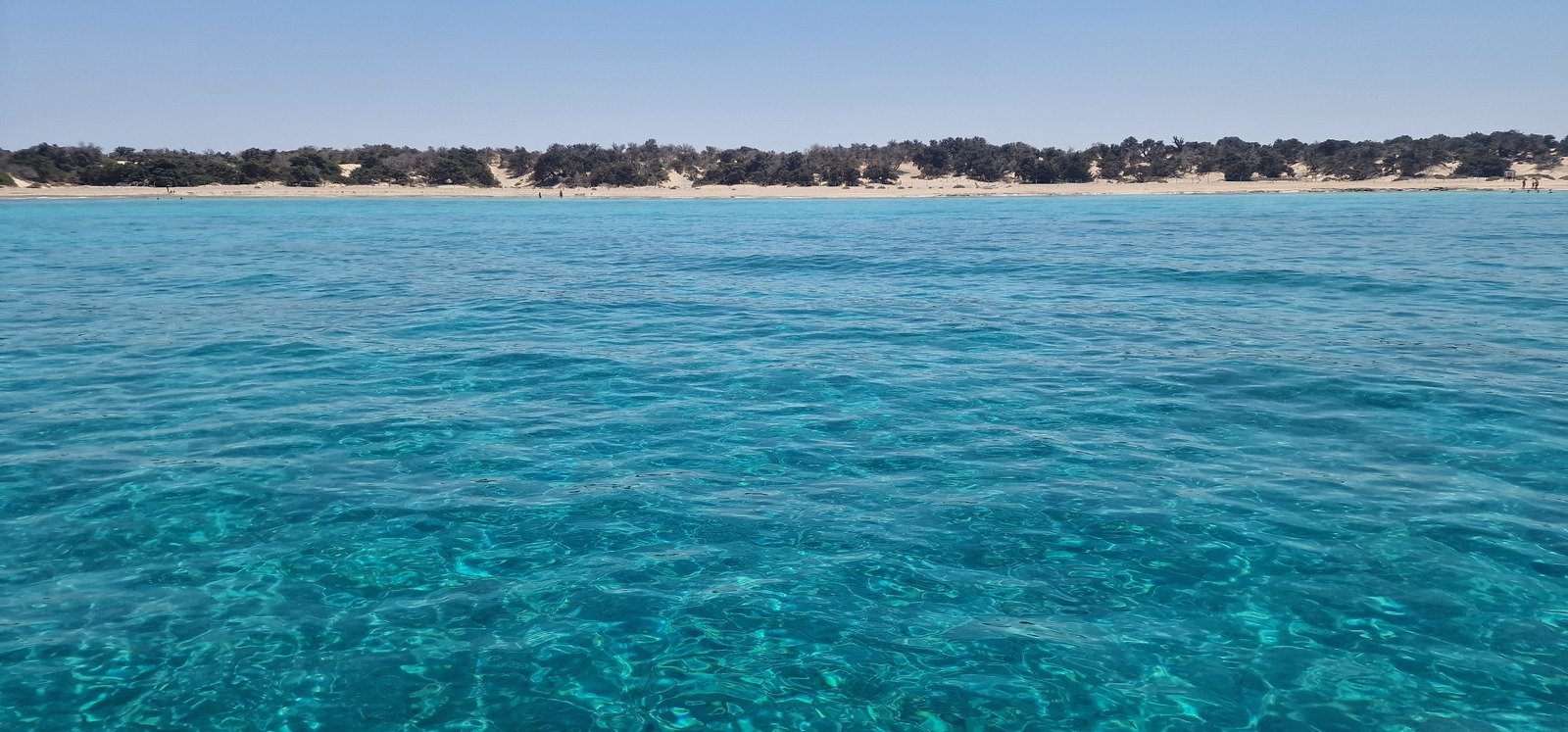 Türkisfarbenes Meer an einem Strand auf Kreta