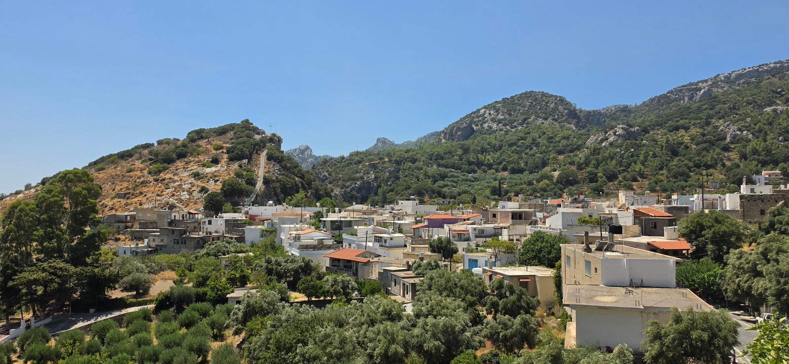 Blick auf ein Dorf in den Bergen auf Kreta